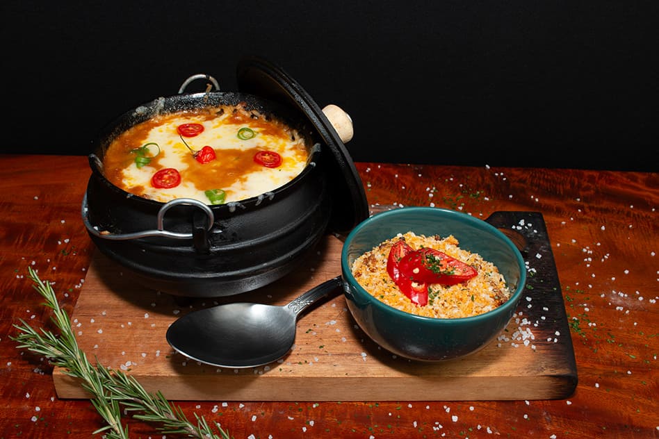 Restaurante Galo Zé - Moqueca servida na panela com farofa