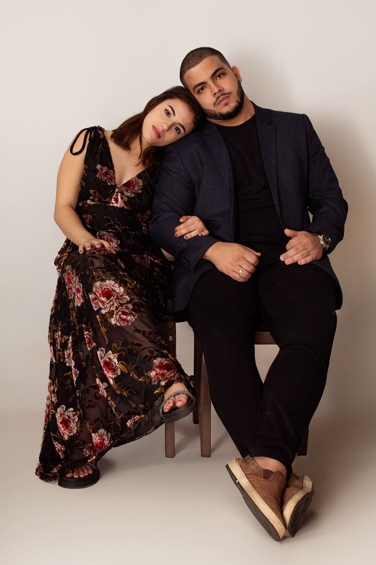 Casal em ensaio de reposicionamento - Retrato formal com vestido floral e terno