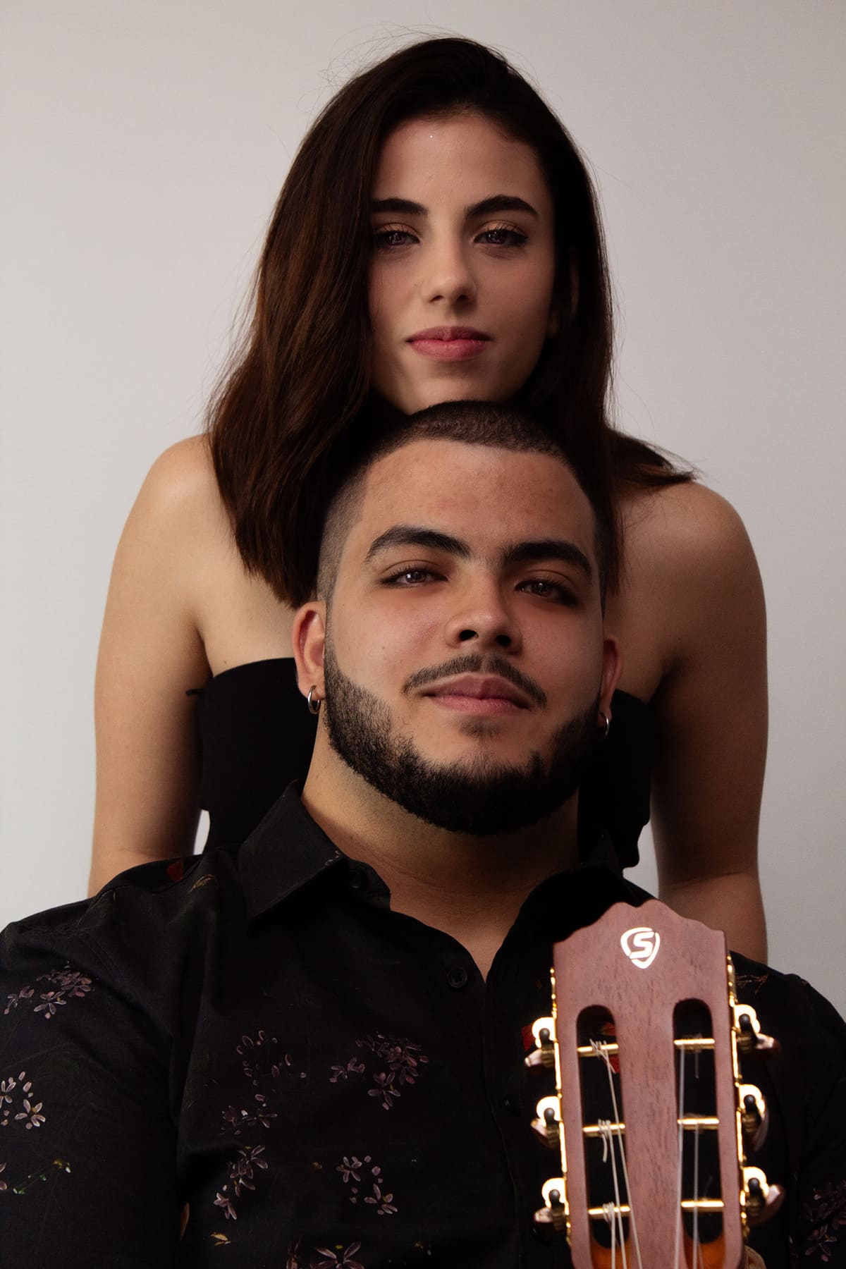 Casal em ensaio artístico com violão - Reposicionamento de imagem