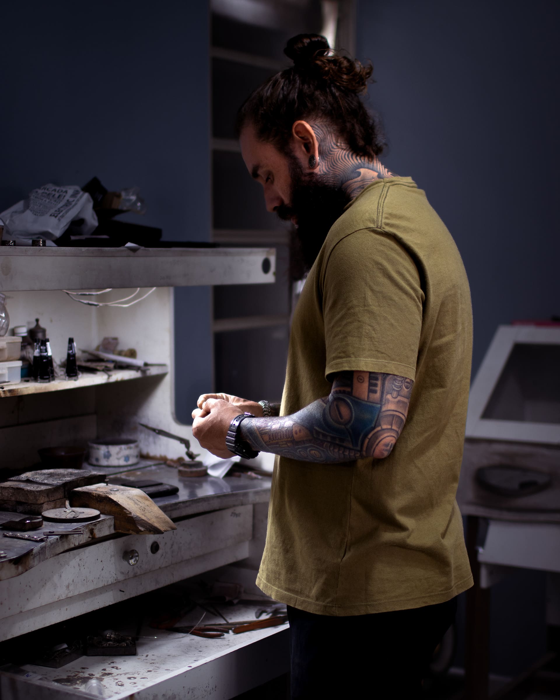 Artesão em seu ateliê - Reposicionamento de marca pessoal