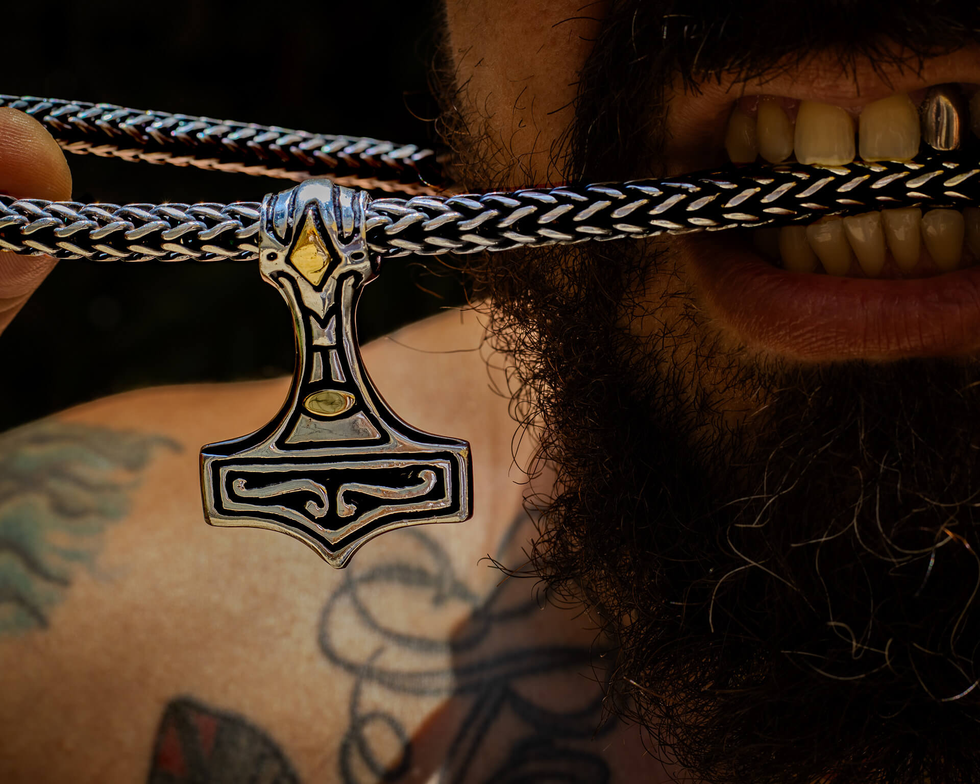 Acessório masculino - Colar com pingente de martelo de Thor em prata e ouro