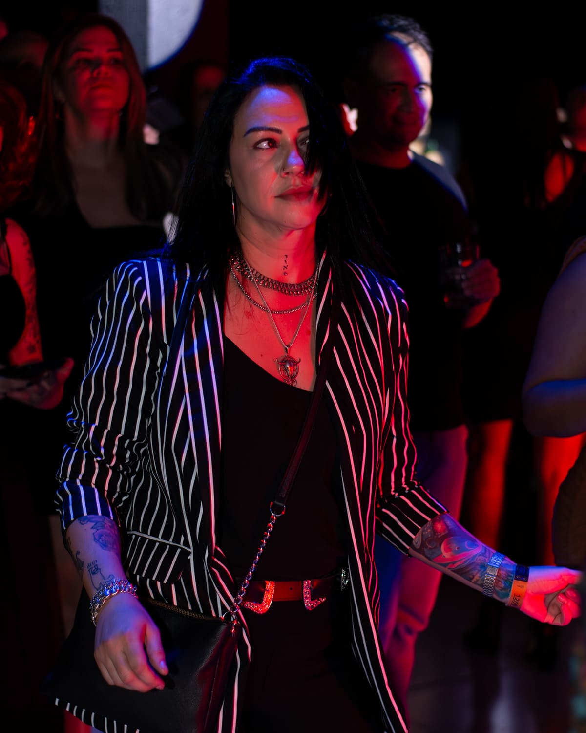 Público em festa noturna - Cobertura fotográfica de evento social